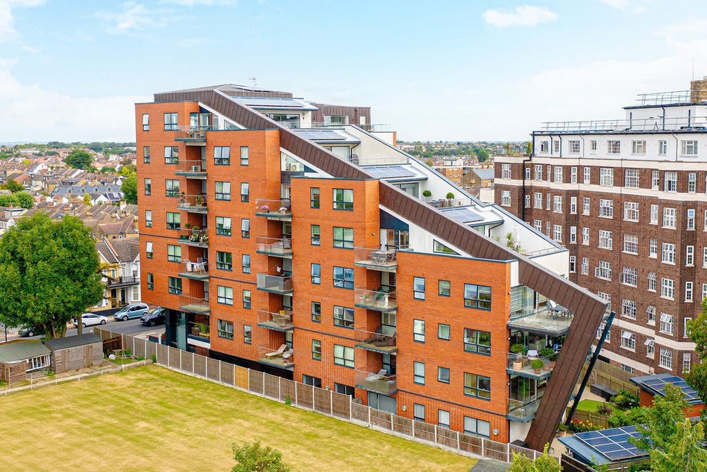 Property photo 2 of 36