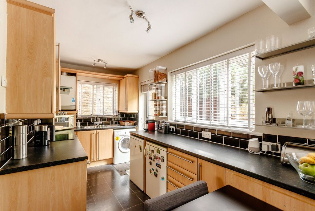 Property photo 3 of 10 Kitchen