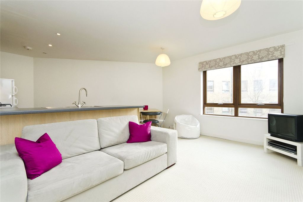 Property photo 1 of 3 Living Room/Kitchen