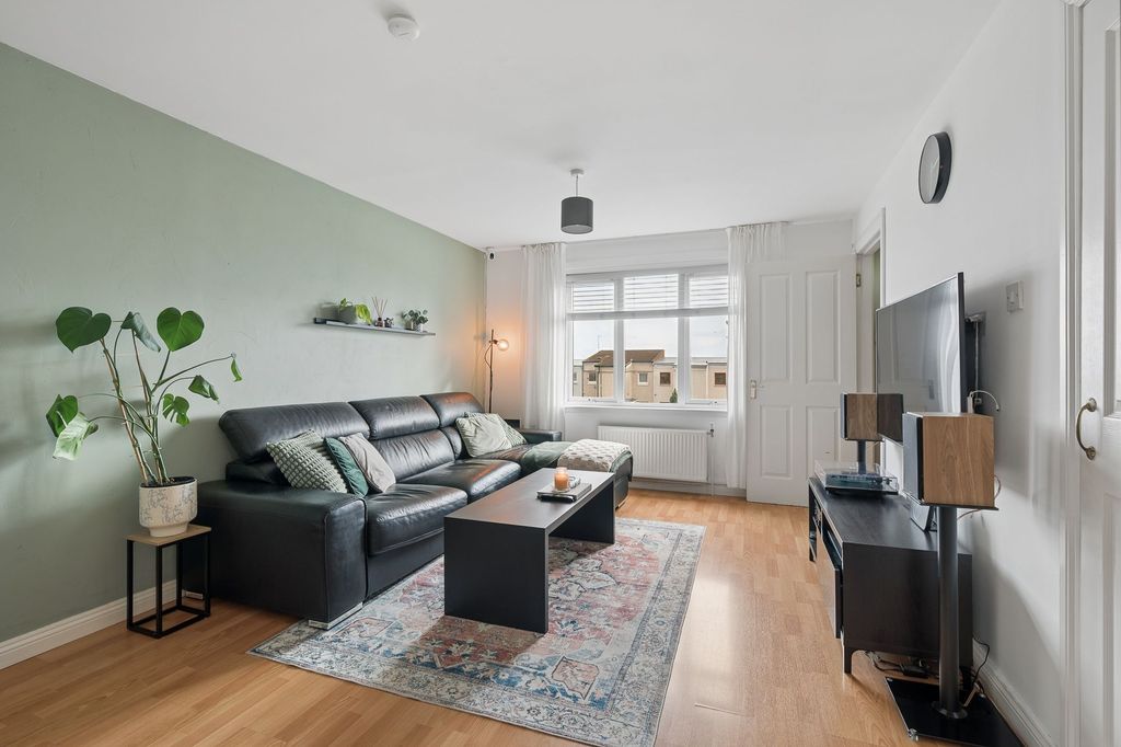 Property photo 2 of 33 Lounge/ Dining Area