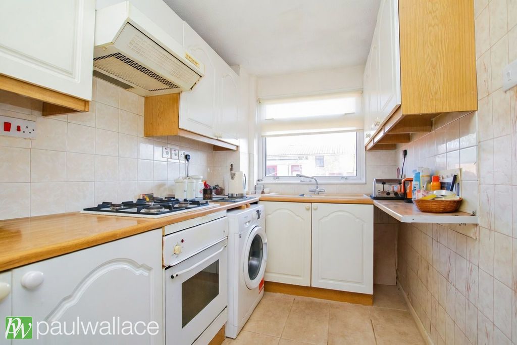 Property photo 3 of 11 Kitchen