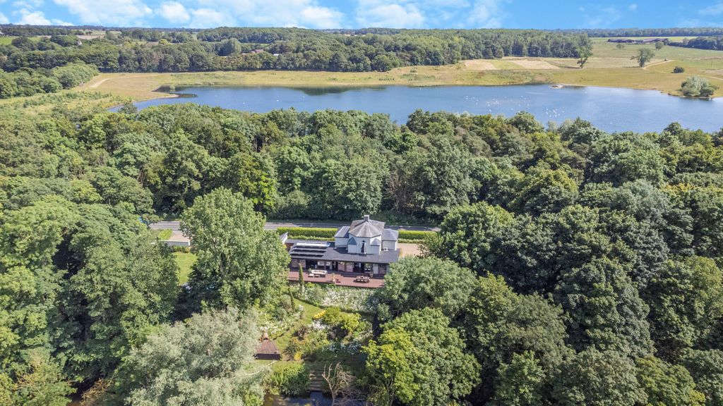 Property photo 3 of 61 8605532-Exterior53