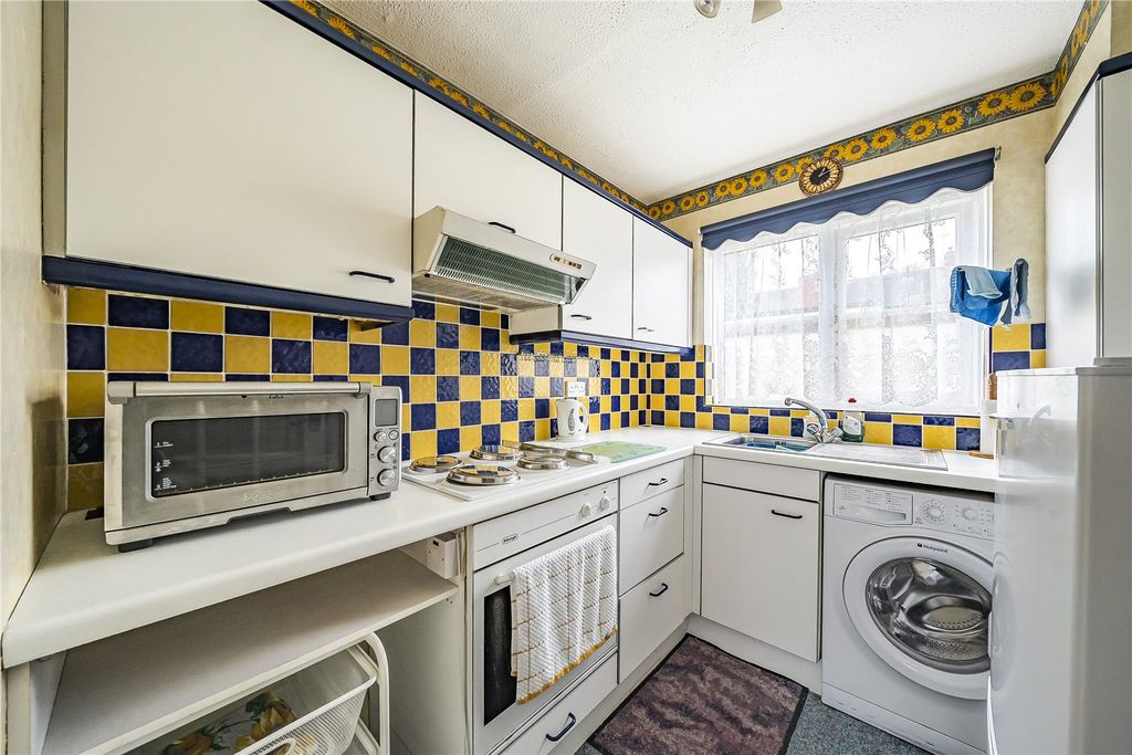 Property photo 3 of 10 Kitchen