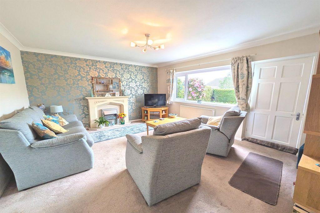 Property photo 2 of 17 Lounge