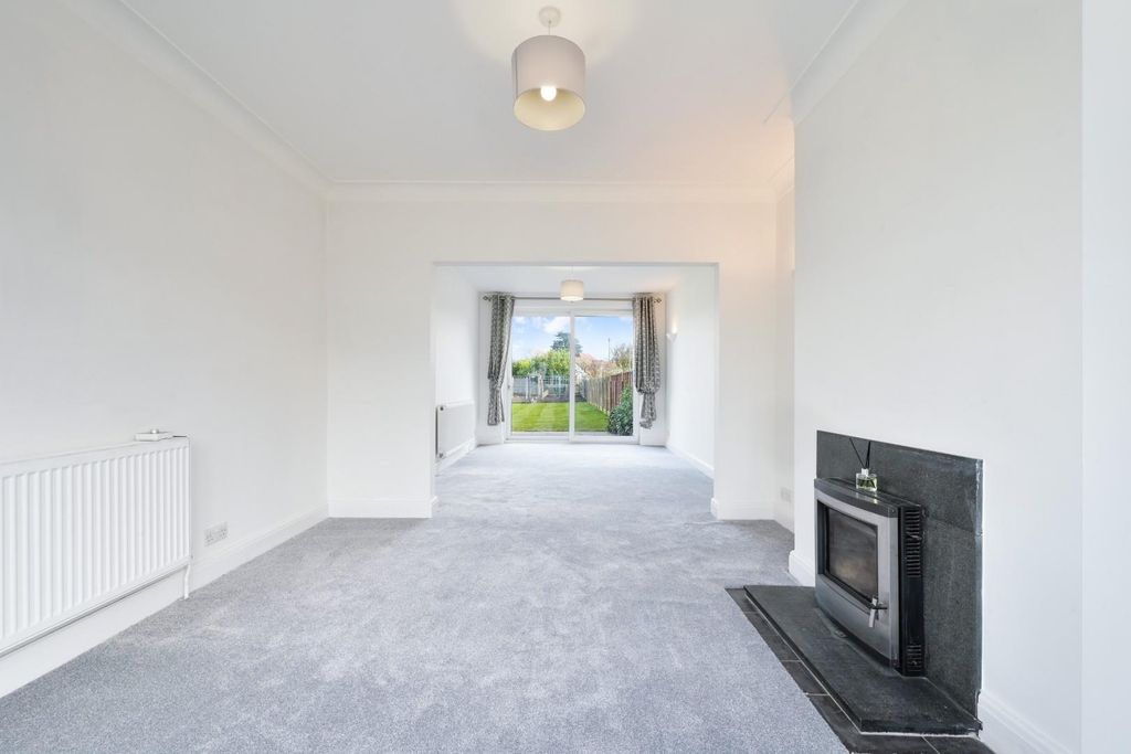 Property photo 2 of 17 Courtlands Drive