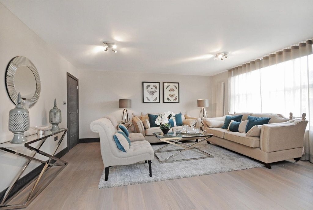 Property photo 1 of 11 Living Room