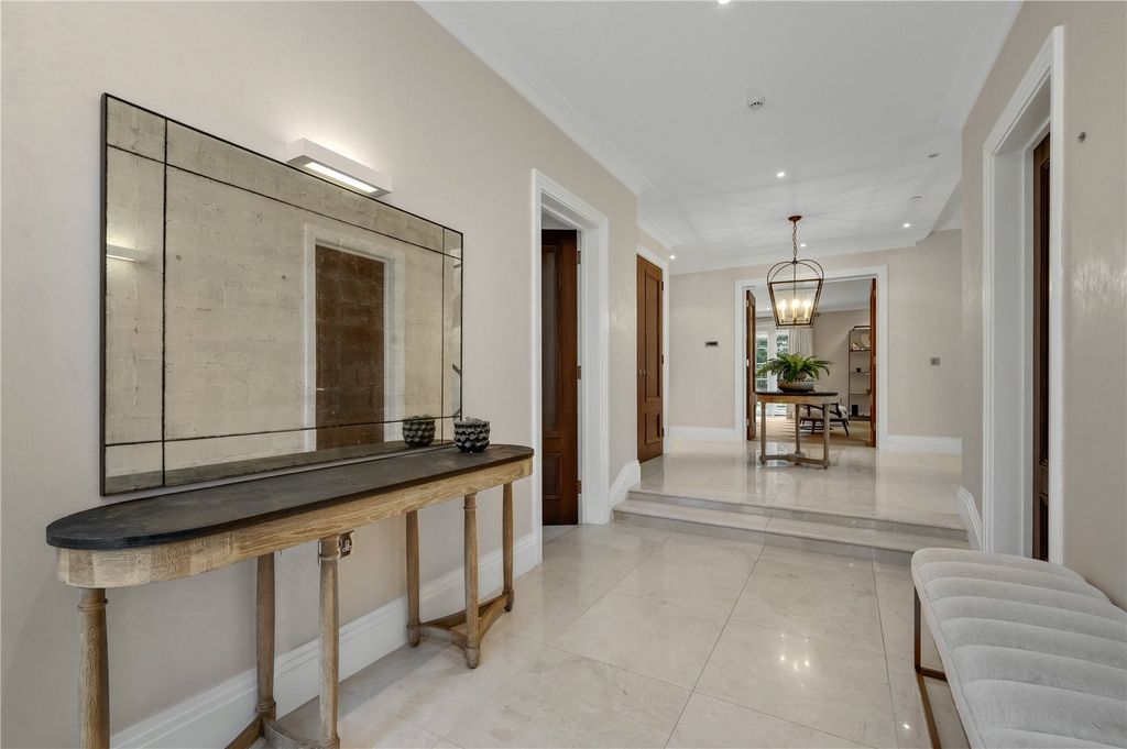 Property photo 3 of 33 Entrance Hall