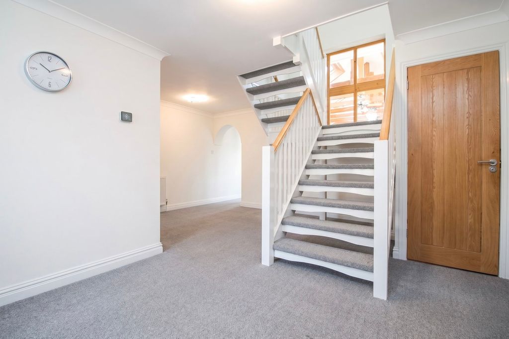 Property photo 3 of 32