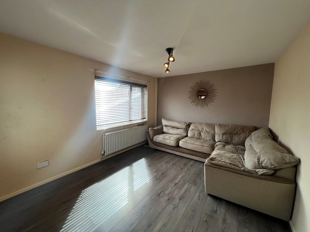 Property photo 1 of 6 Living Room