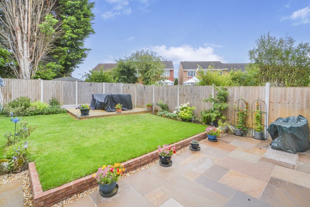 Property photo 2 of 18 Rear Garden Blue Sky 3