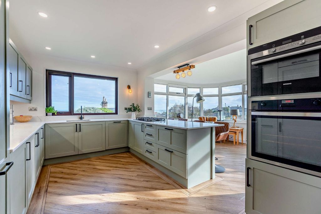 Property photo 2 of 16 Stunning Kitchen