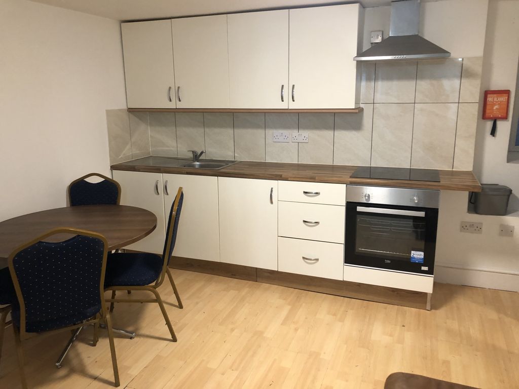 Property photo 1 of 10 2 Bed Flat To Rent Erleigh Road, Reading Rg1