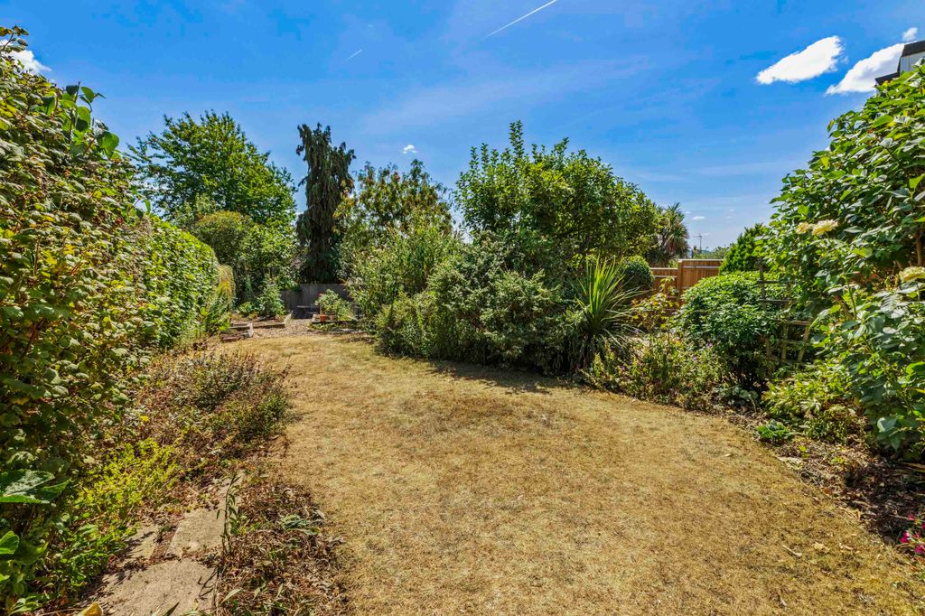 Property photo 2 of 18 20 Barnhill Close, Sl7 3Ha (Low Res)-2