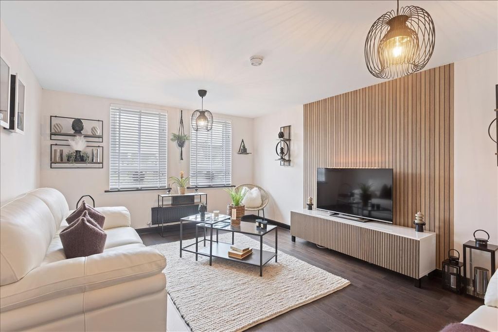 Property photo 2 of 37