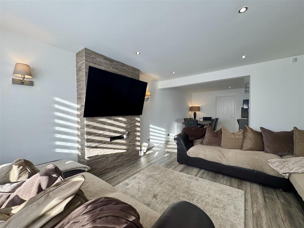 Property photo 3 of 21 Lounge