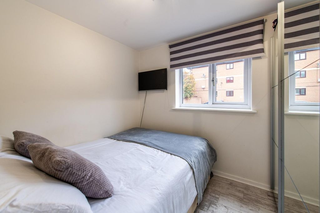 Property photo 2 of 11 Bedroom Area