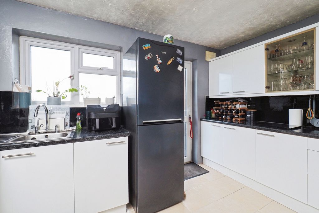 Property photo 3 of 24 Pbox-Img.Jpg