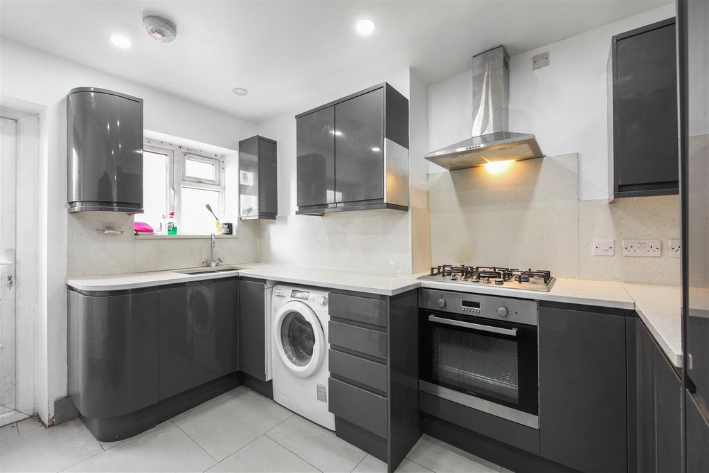 Property photo 2 of 15 867 Harrow Road - Epilplcnixxgr9Zxsks1.Jpg