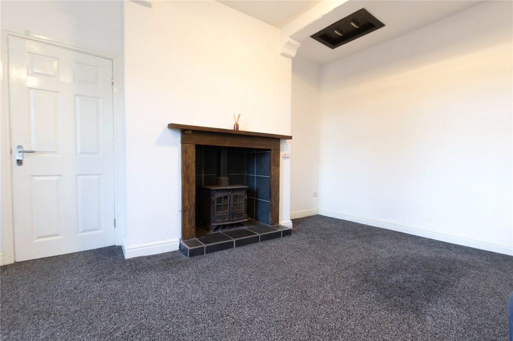 Property photo 3 of 18 Lounge