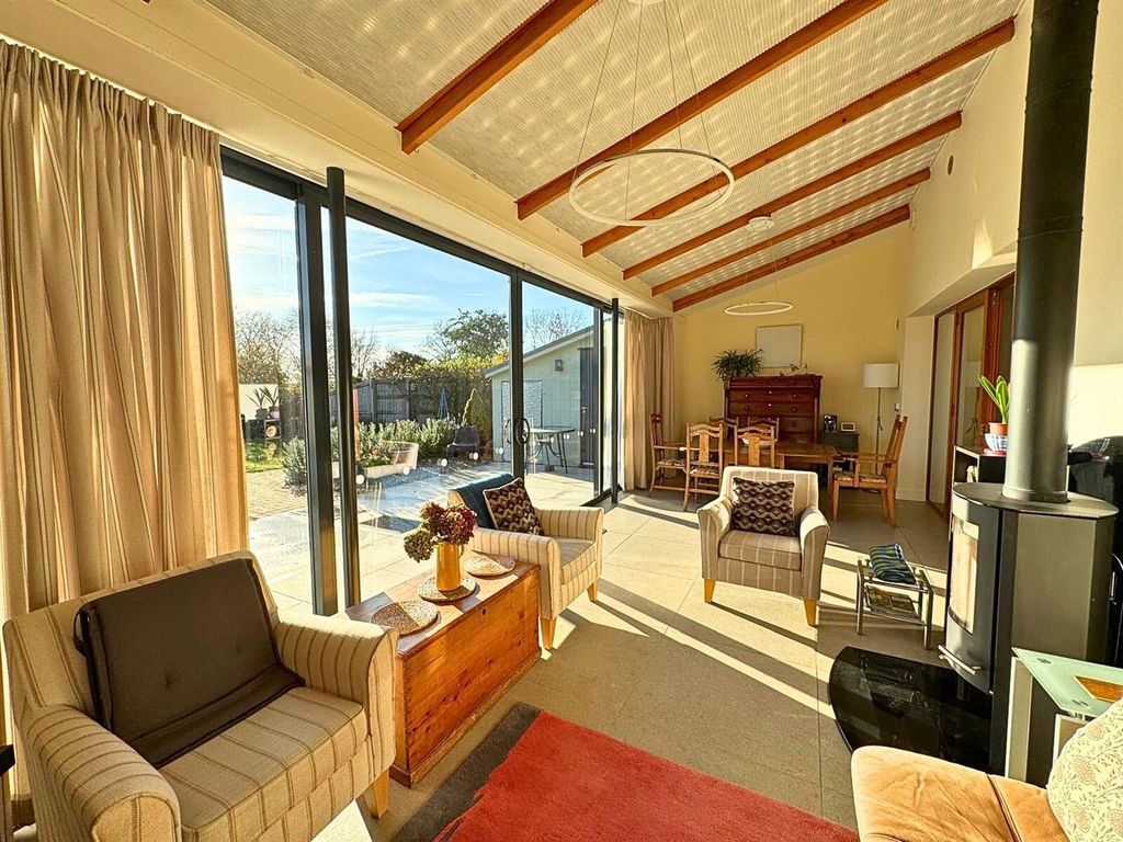 Property photo 2 of 31 Sun Lounge