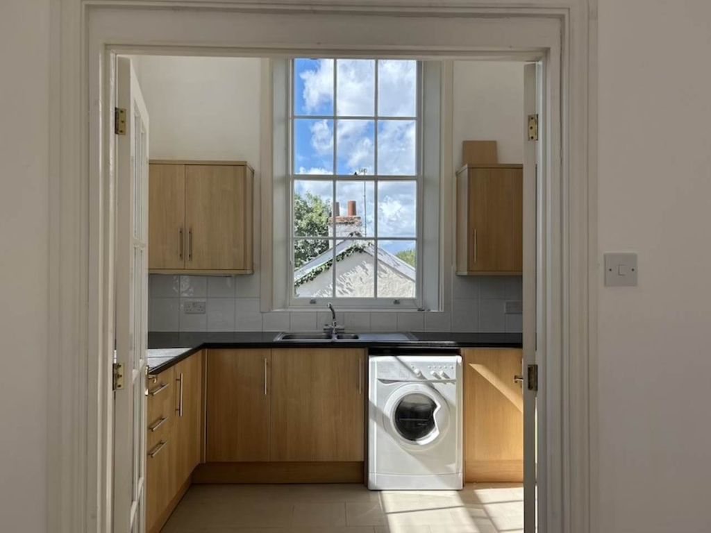 Property photo 3 of 9 Kitchen