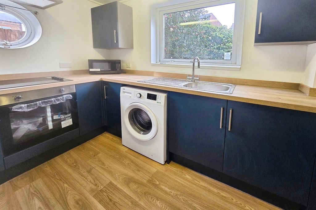 Property photo 3 of 8 Kitchen