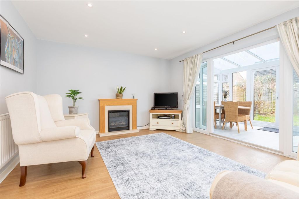 Property photo 2 of 19 Lounge