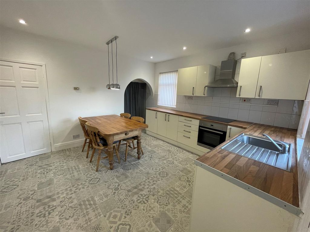 Property photo 2 of 8 Kitchen.Jpg