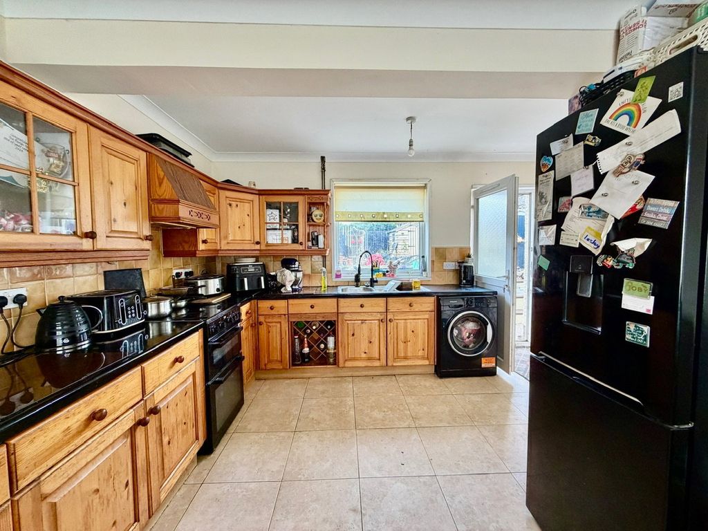 Property photo 2 of 33