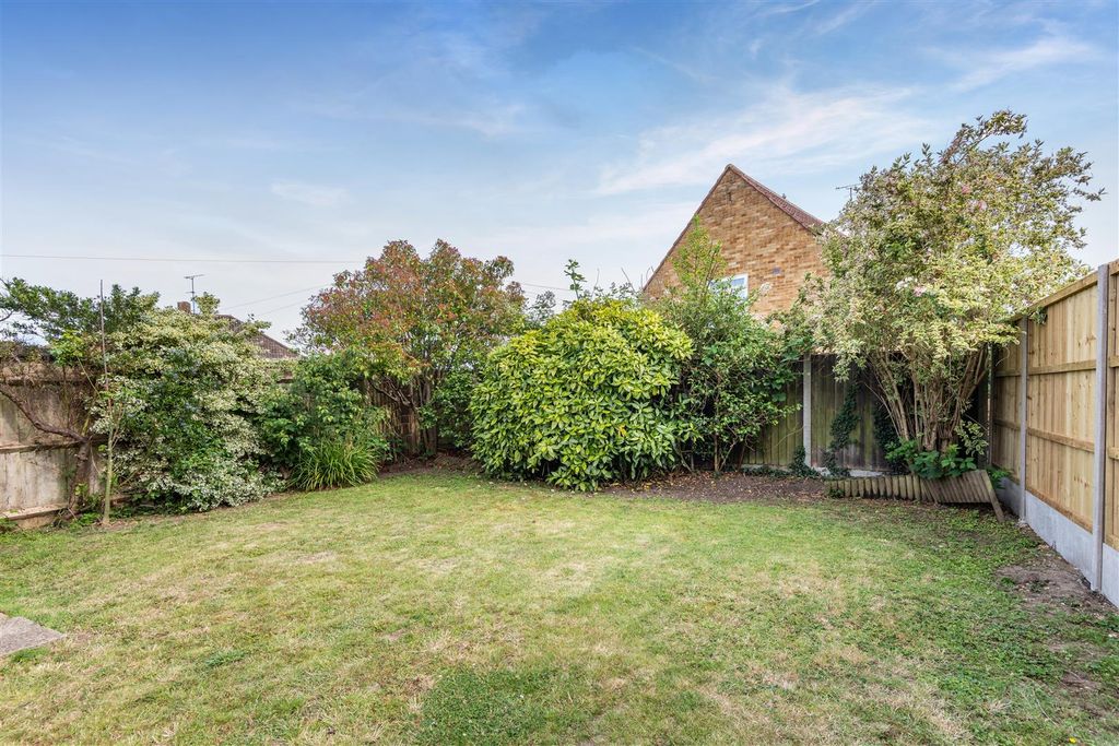 Property photo 2 of 11 8652484-Exterior07.Jpg