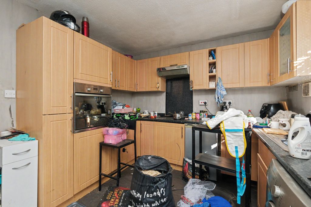 Property photo 2 of 16 76 Ringway, Northampton, Northamptonshire Nn4 8Sj