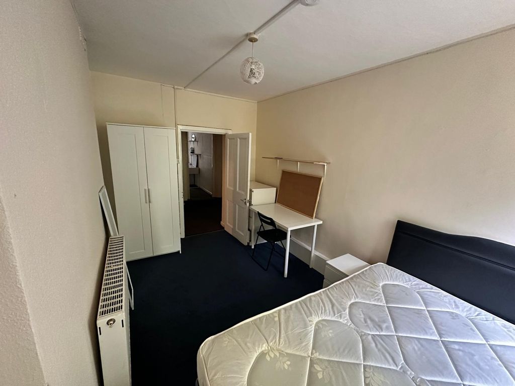 Property photo 3 of 17 A Spacious And Tidy Double Bedroom Featuring A Fit...
