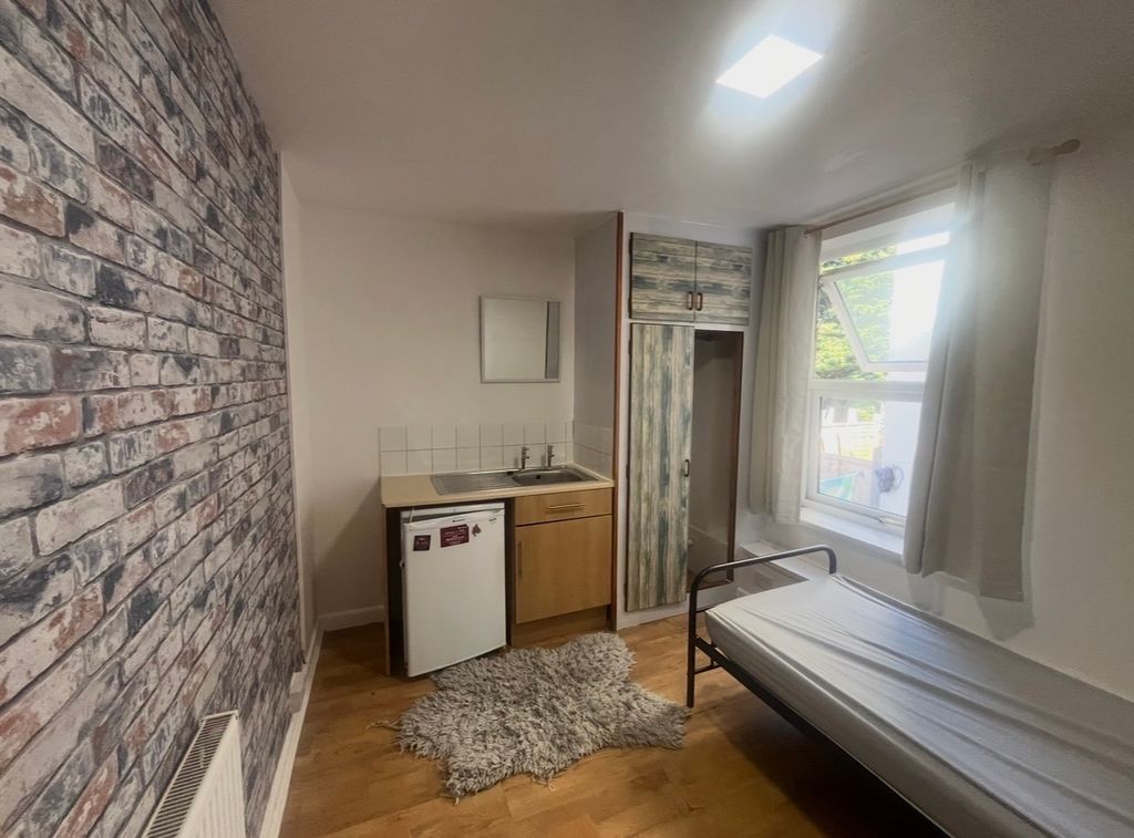 Property photo 1 of 7 Cover