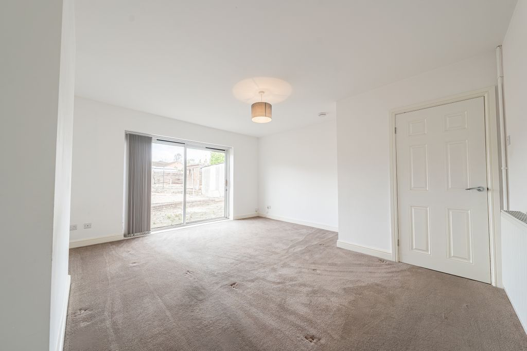 Property photo 2 of 17 .