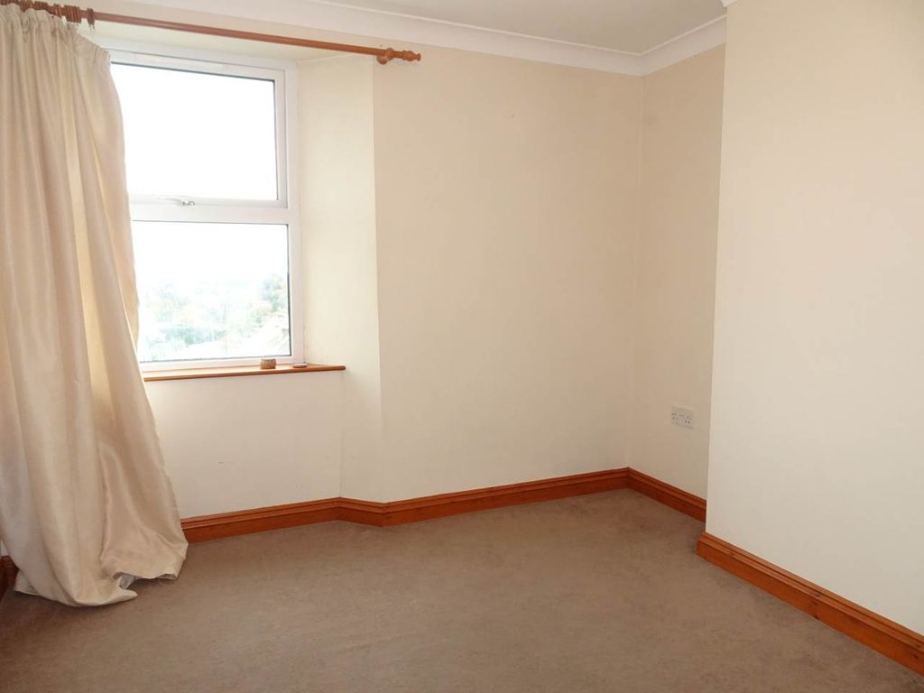 Property photo 2 of 7 F2Hyde05