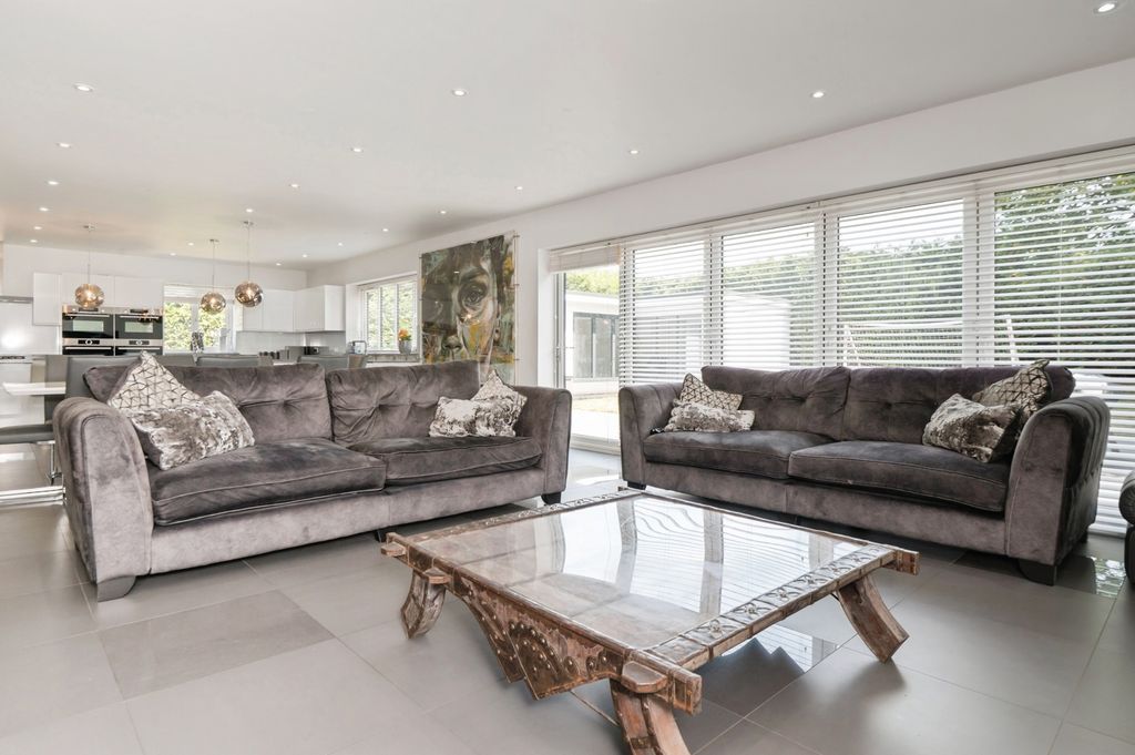 Property photo 3 of 31 Photo