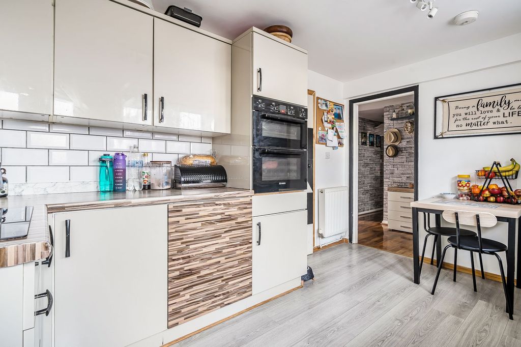 Property photo 3 of 15 Kitchen/Breakfast Room