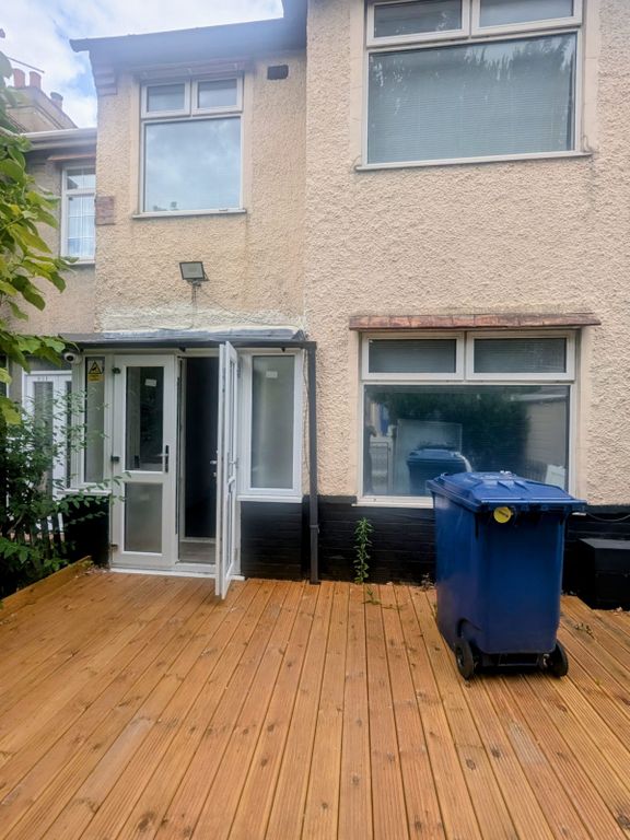 Property photo 1 of 10 Charming 4-Bedroom Furnished House In W5 With A Backyard