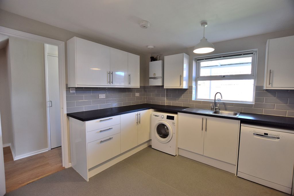 Property photo 3 of 11 Kitchen 