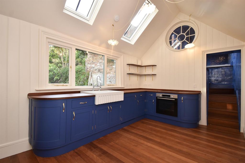 Property photo 3 of 20 Kitchen