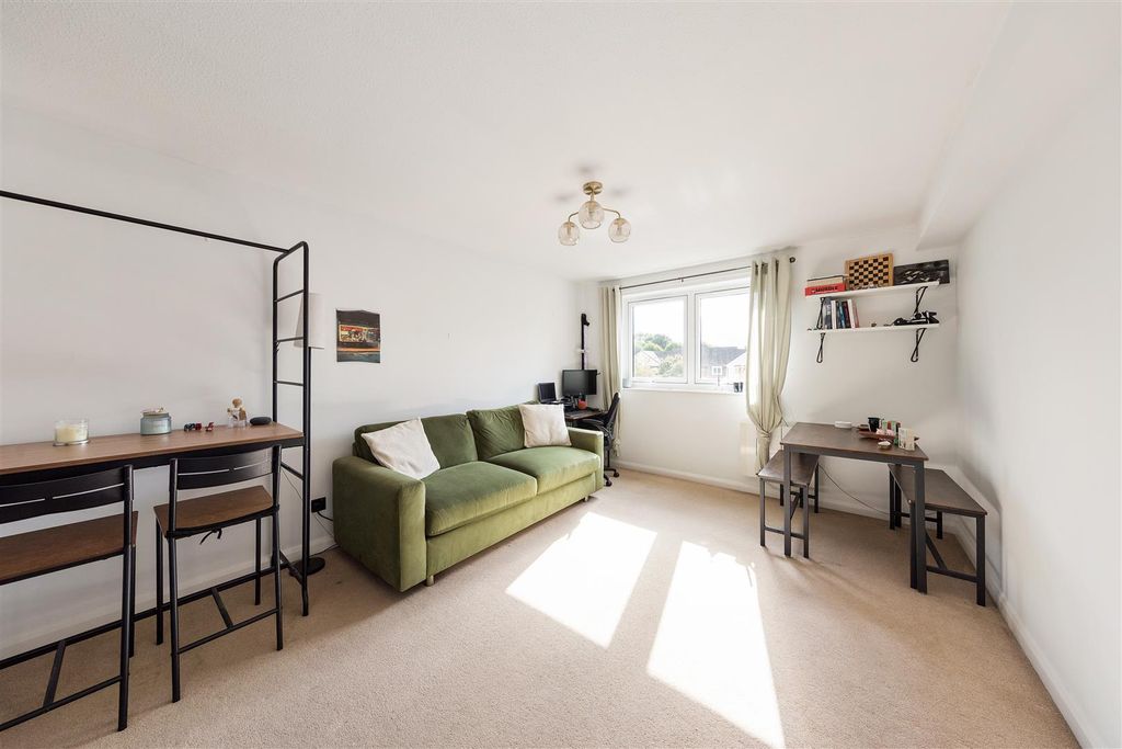 Property photo 2 of 13 Lime Court, E11