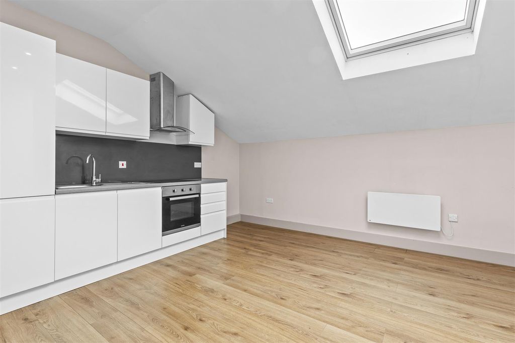 Property photo 2 of 9 38 Cube House, Quilters Way, Hp22 5Tb-4.Jpg