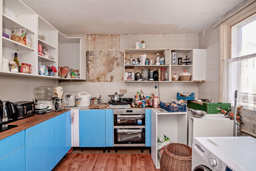 Property photo 2 of 10 8668576-Interior03-800.Jpg