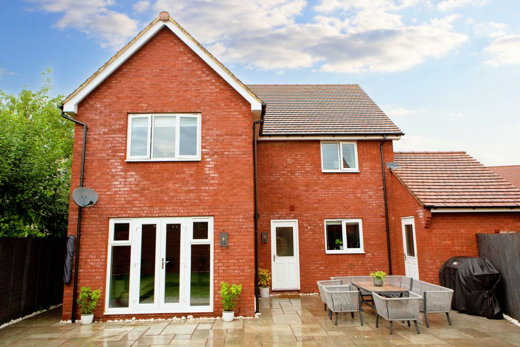 Property photo 1 of 32