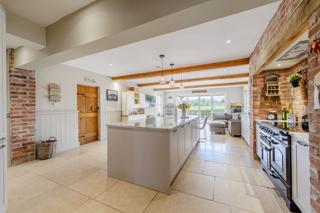 Property photo 3 of 41 Kitchen/Diner/Family Room