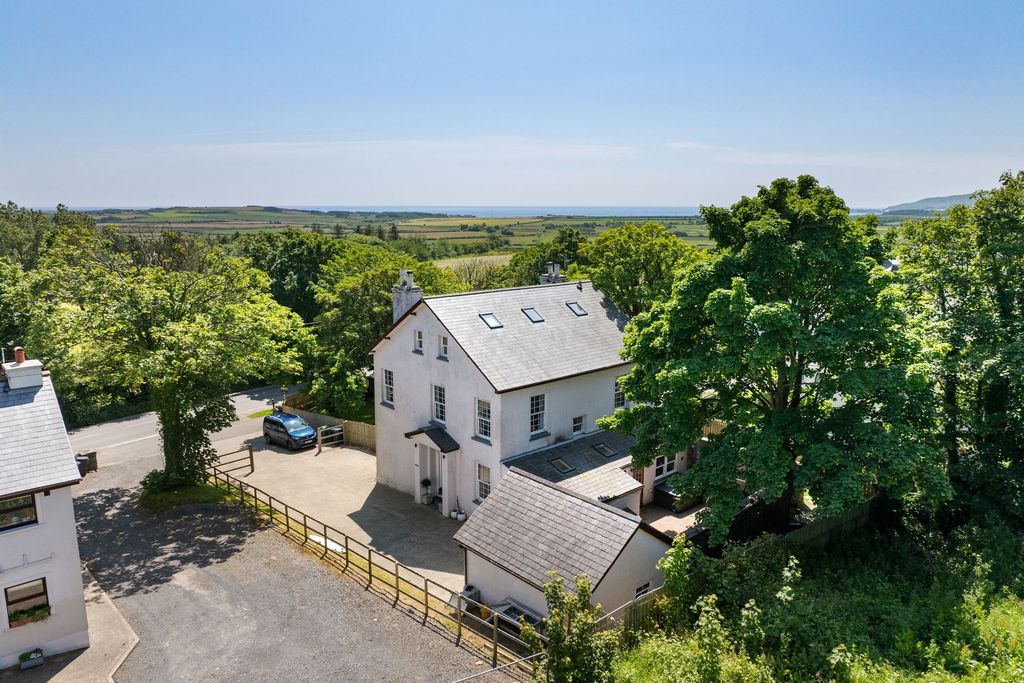 Property photo 2 of 33