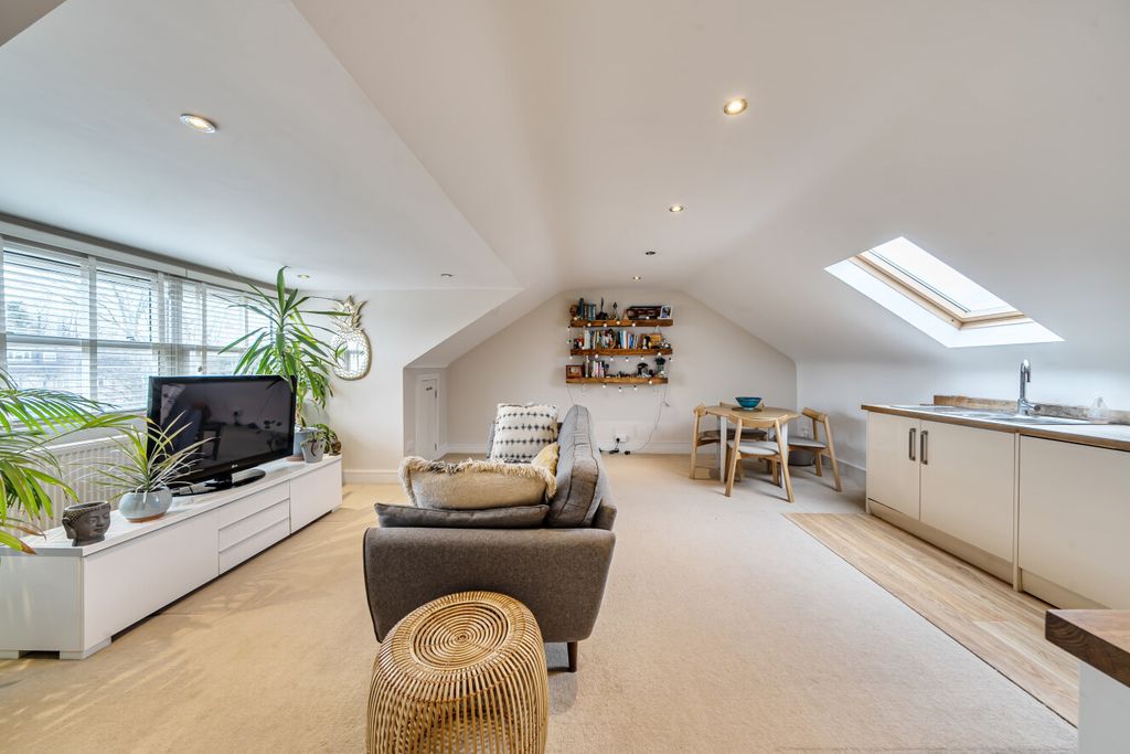 Property photo 2 of 11 1406200-4-698F218...