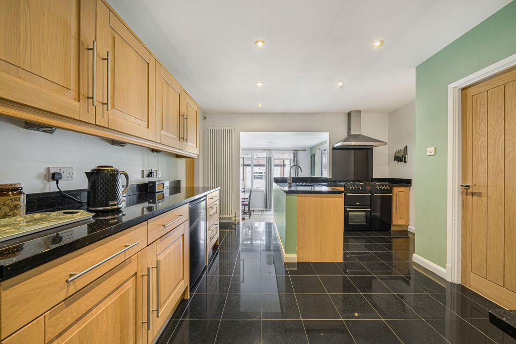 Property photo 3 of 33 Kitchen