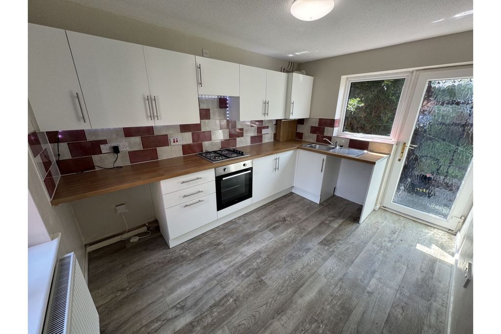 Property photo 2 of 11 Kitchen