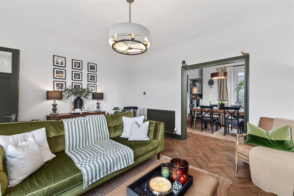 Property photo 2 of 27 Lounge